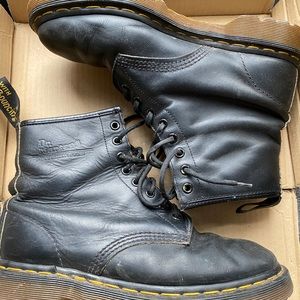 Doc Martens Black Greasy 8-eye boot